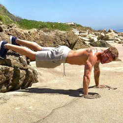 Ryan Phillippe haciendo flexiones