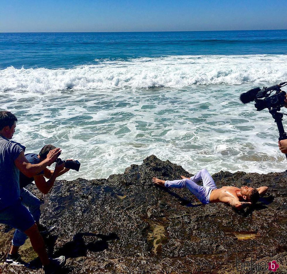Ryan Phillippe tumbado sobre las rocas