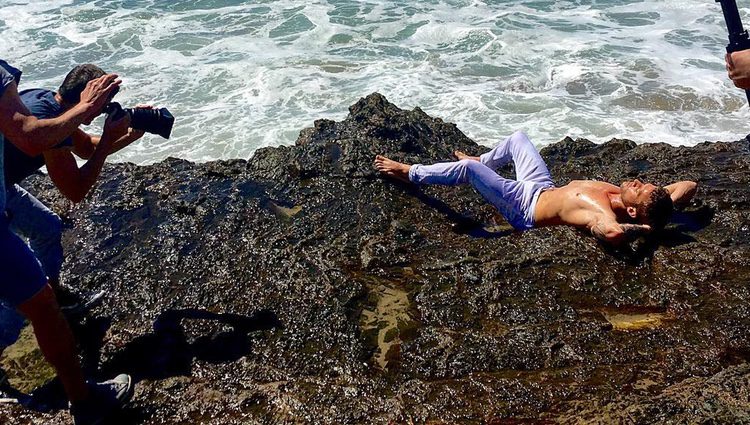 Ryan Phillippe tumbado sobre las rocas