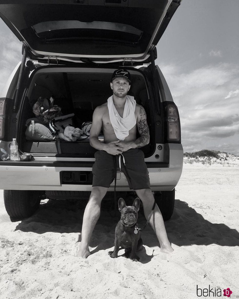 Ryan Phillippe en la playa apoyado sobre un coche