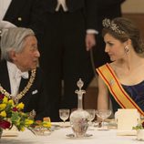 La Reina Letizia charla con Akihito de Japón en la cena de gala durante su Viaje de Estado a Japón