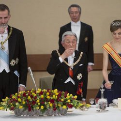 La Reina Letizia deja la copa tras brindar con el Rey Felipe y Akihito de Japón