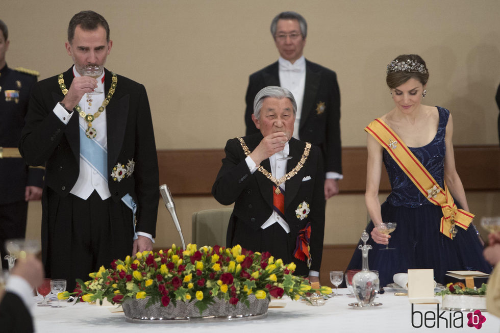 La Reina Letizia deja la copa tras brindar con el Rey Felipe y Akihito de Japón