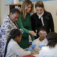 Melania Trump y Rania de Jordania visitan juntas una escuela en Washington