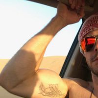 Zac Efron presumiendo de bíceps en el desierto de Dubái