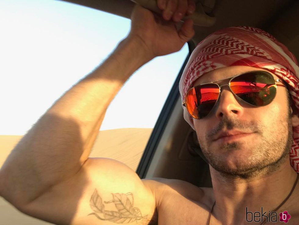 Zac Efron presumiendo de bíceps en el desierto de Dubái