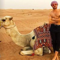 Zac Efron posa muy sexy sin camiseta con un camello en el desierto de Dubai