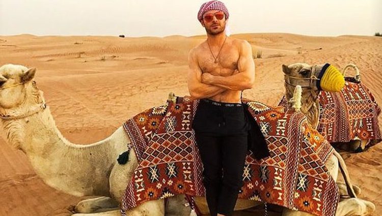 Zac Efron posa muy sexy sin camiseta con un camello en el desierto de Dubai