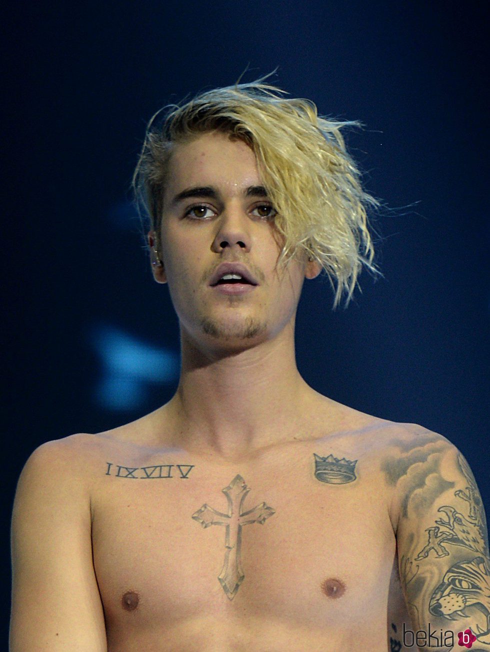 Justin Bieber sin camiseta durante uno de sus conciertos