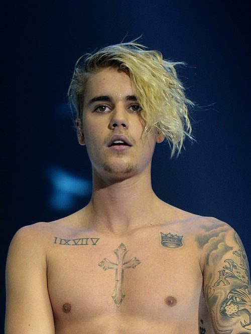 Justin Bieber sin camiseta durante uno de sus conciertos