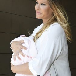 Elisabeth Reyes saliendo del hospital con su hija recién nacida