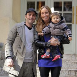 Gemma Mengual y su marido Enric con su hijo Nil