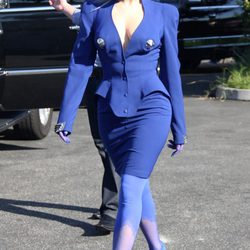 Lady Gaga con un escotado traje de chaqueta