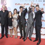 El director y los protagonistas de 'Eva' en la premiere en Madrid
