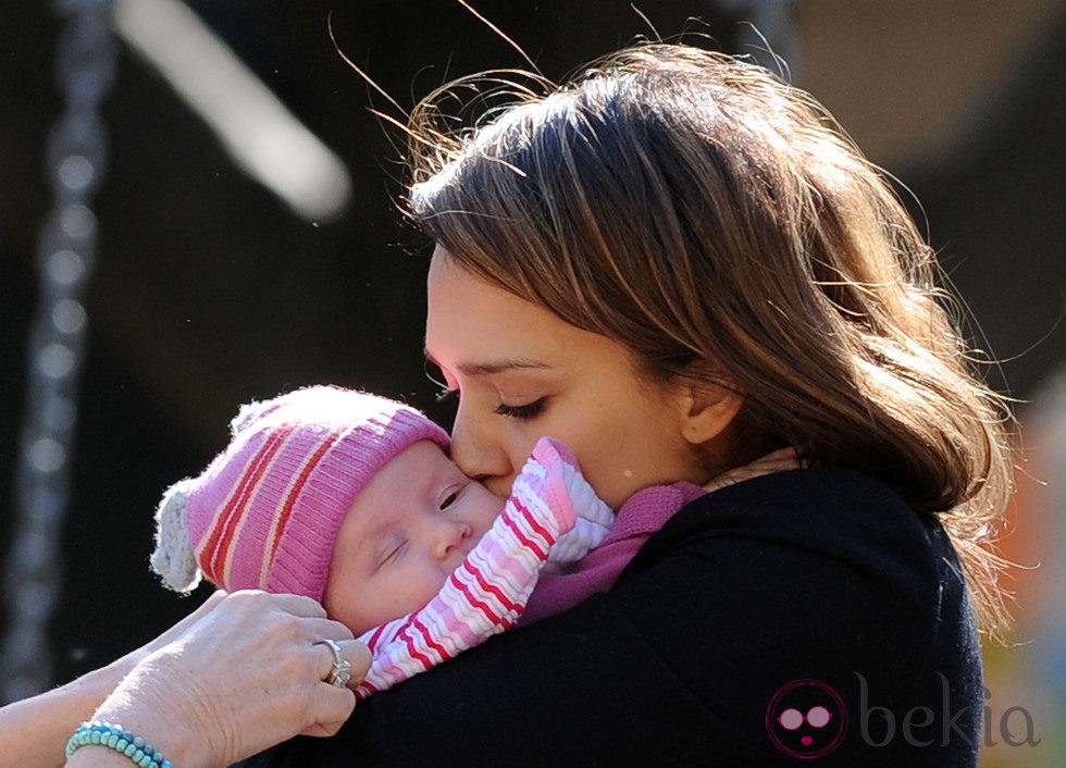 Jessica Alba se deshace en mimos con su hija Haven Garner