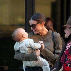 Miranda Kerr se divierte con su hijo Flynn