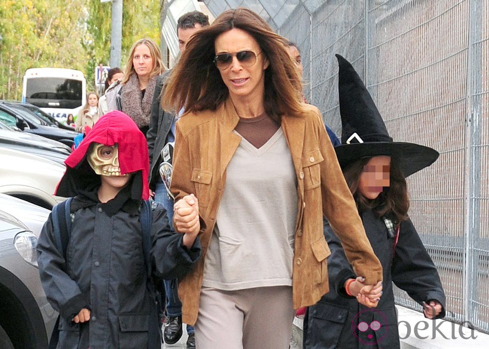 Lydia Bosch con sus hijos tras salir de una fiesta de Halloween en el colegio