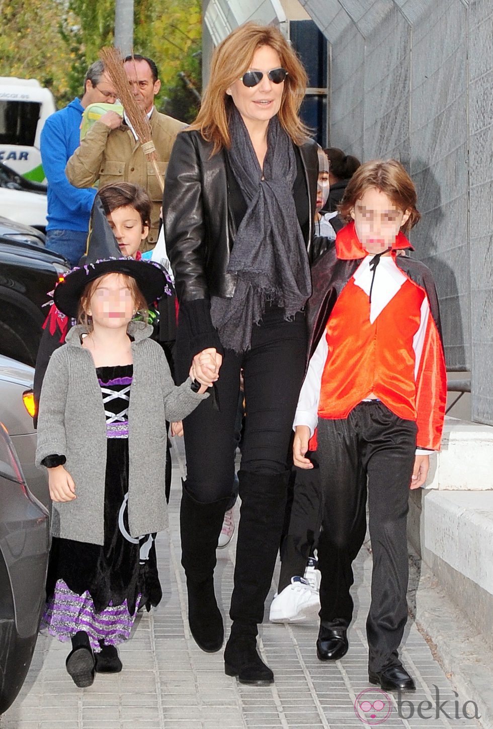 Nuria González con sus hijos a la salida de una fiesta de Halloween en el colegio