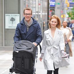 James Van Der Beek y su mujer Kimberly pasean a su hija Olivia