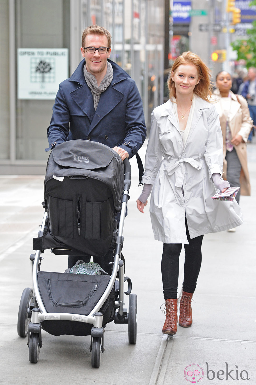 James Van Der Beek y su mujer Kimberly pasean a su hija Olivia