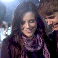 Justin Bieber, muy cómplice con la actriz del videoclip 'Mistletoe'