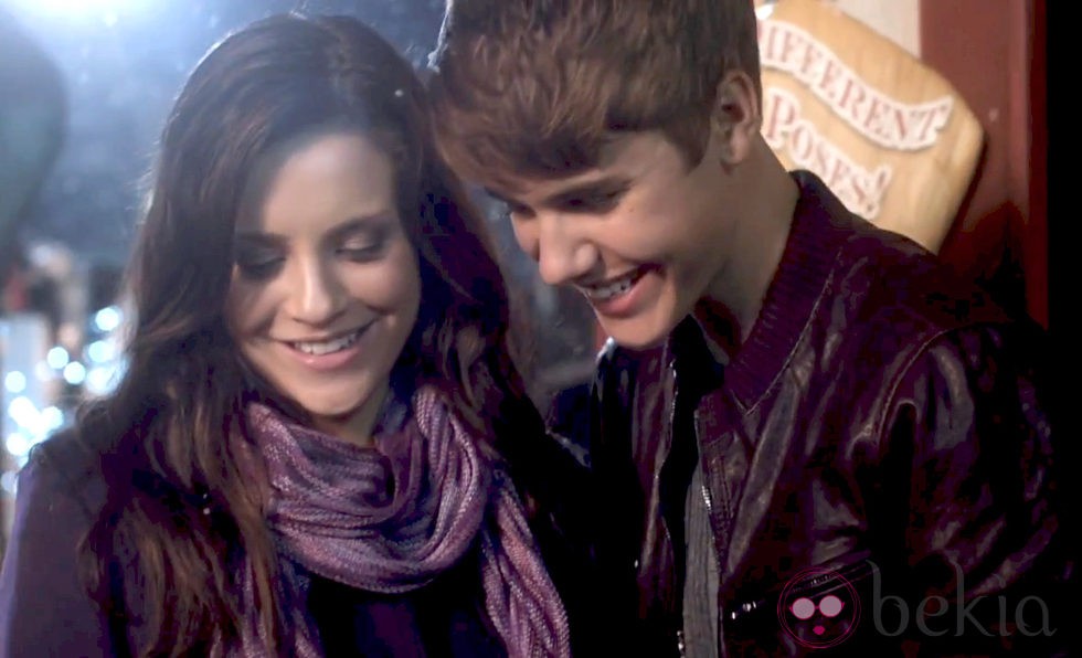 Justin Bieber, muy cómplice con la actriz del videoclip 'Mistletoe'