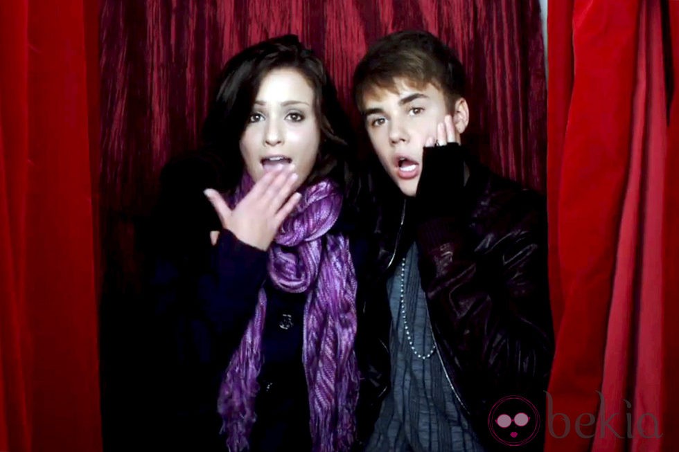 Justin Bieber y su novia en la ficción en una escena del videoclip 'Mistletoe'