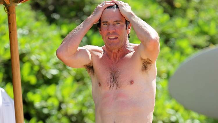 Dennis Quaid presume de torso desnudo en Hawai