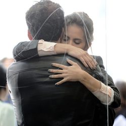 Verónica Echegui abraza a Miguel Ángel Silvestre en la presentación de 'Verbo'