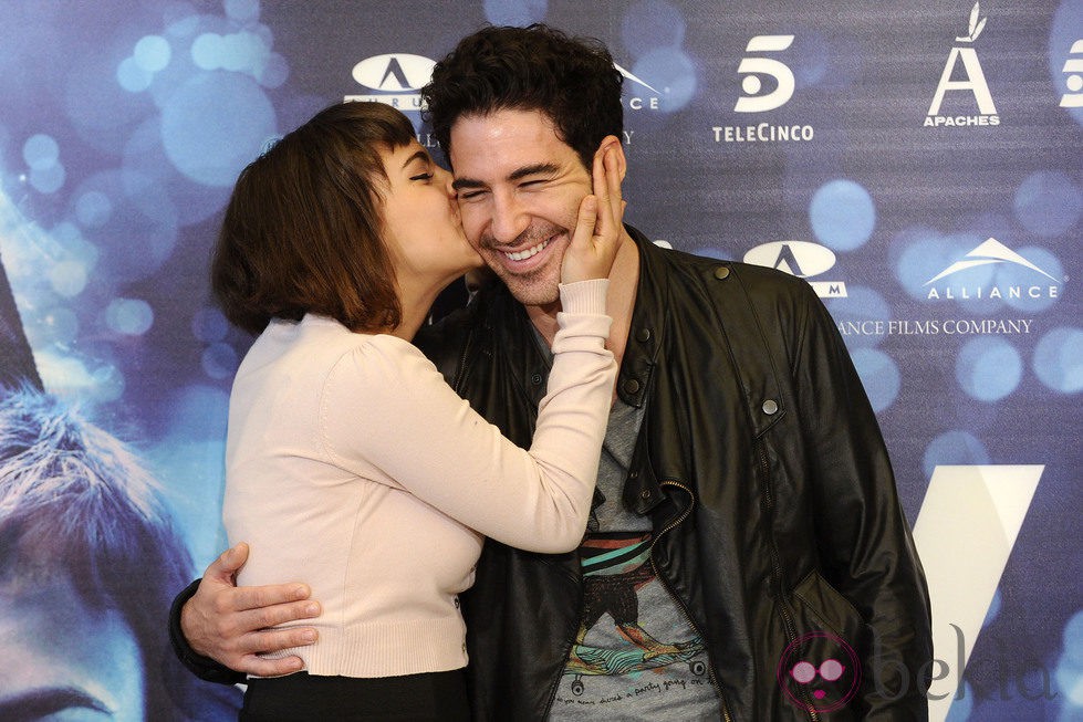 Alba García besa a Miguel Ángel Silvestre en la presentación de 'Verbo'