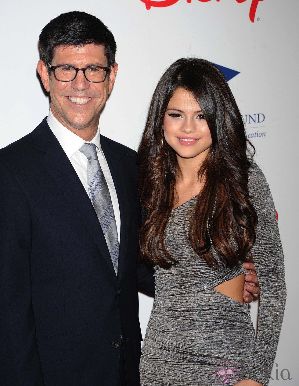 Rich Ross y Selena Gomez en una gala benéfica en Los Ángeles