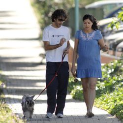 José Tomás paseando al perro junto a su novia Isabel