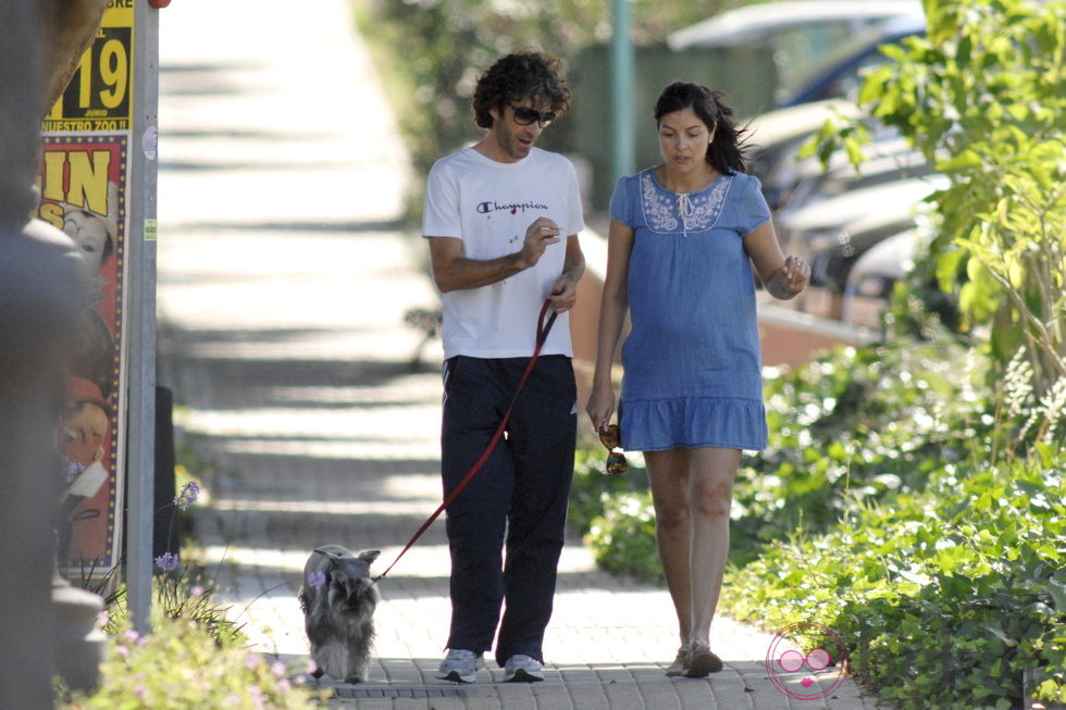 José Tomás paseando al perro junto a su novia Isabel