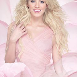 Shakira en una imagen promocional de su fragancia 'S by shakira'