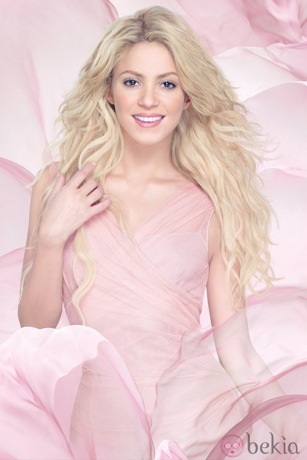 Shakira en una imagen promocional de su fragancia 'S by shakira'