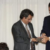 El Príncipe Felipe entrega un premio a Miguel Mora