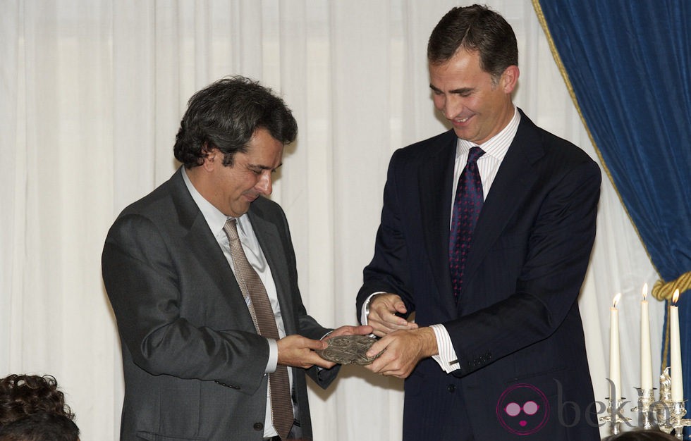 El Príncipe Felipe entrega un premio a Miguel Mora
