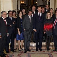 Los Príncipes Felipe y Letizia posan con los invitados a la entrega del Premio 'Francisco Cerecedo'