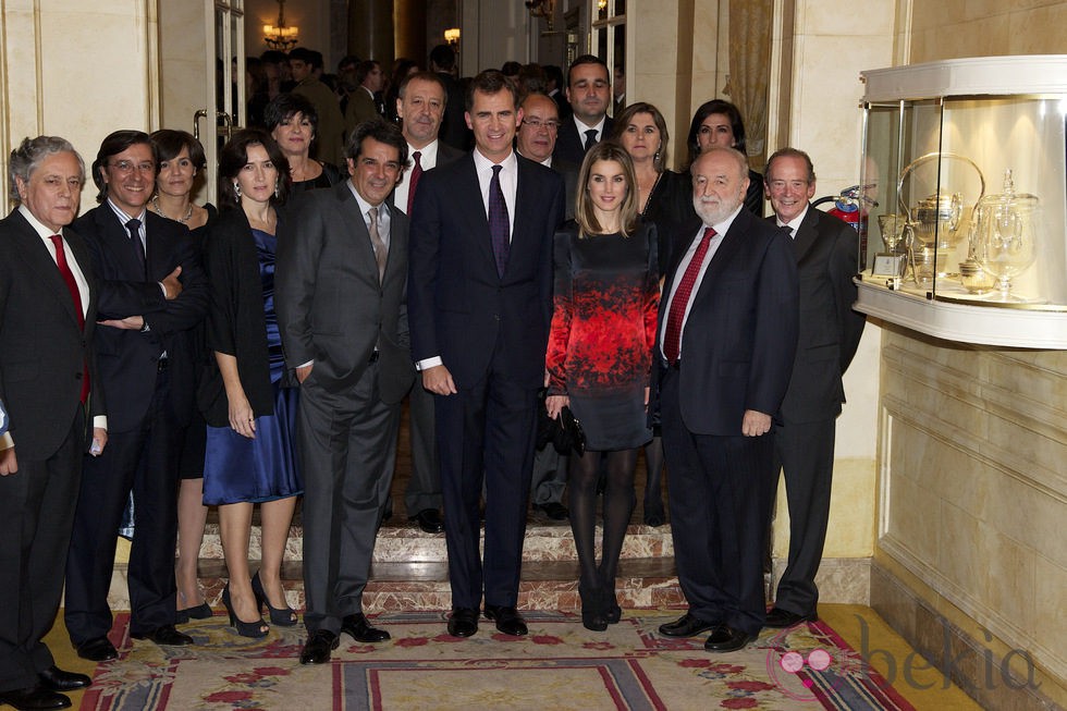 Los Príncipes Felipe y Letizia posan con los invitados a la entrega del Premio 'Francisco Cerecedo'