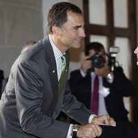 El Príncipe Felipe visita a Doña Letizia en el Día de la Banderita