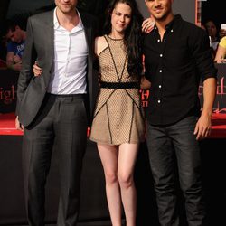 Kristen Stewart, Robert Pattinson y Taylor Lautner en el Teatro Chino de Los Ángeles