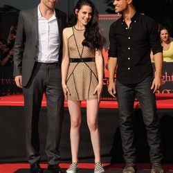 Robert Pattinson, Kristen Stewart y Taylor Lautner dejan su huella en el Teatro Chino de Los Ángeles