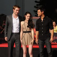Robert Pattinson, Kristen Stewart y Taylor Lautner dejan su huella en el Teatro Chino de Los Ángeles