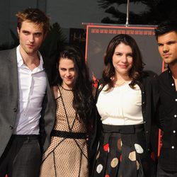Robert Pattinson, Kristen Stewart, Stephenie Meyer y Taylor Lautner en el Teatro Chino de Los Ángeles
