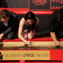 Robert Pattinson, Kristen Stewart y Taylor Lautner firman frente al Teatro Chino de Los Ángeles