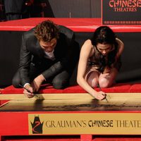 Robert Pattinson, Kristen Stewart y Taylor Lautner firman frente al Teatro Chino de Los Ángeles