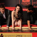Robert Pattinson, Kristen Stewart y Taylor Lautner plasman sus huellas en el Teatro Chino de Los Ángeles