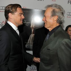 Leonardo Dicaprio saluda a Clint Eastwood en la premiere de 'J. Edgar' en Los Angeles