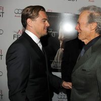 Leonardo Dicaprio saluda a Clint Eastwood en la premiere de 'J. Edgar' en Los Angeles