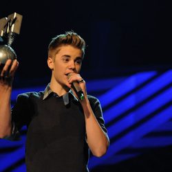 Justin Bieber recoge su galardón en los MTV Europe Music Awards 2011